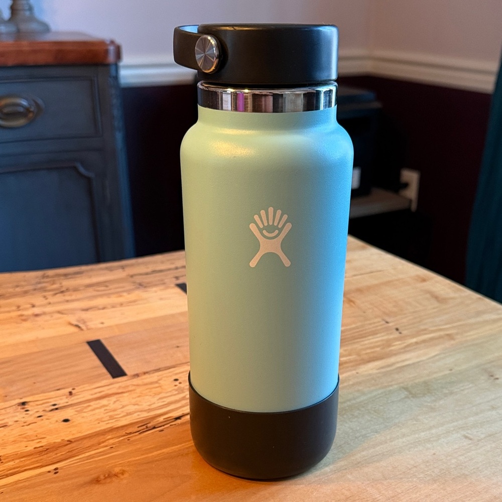 Hydro Flask Light Green with Black Lid 32 once
